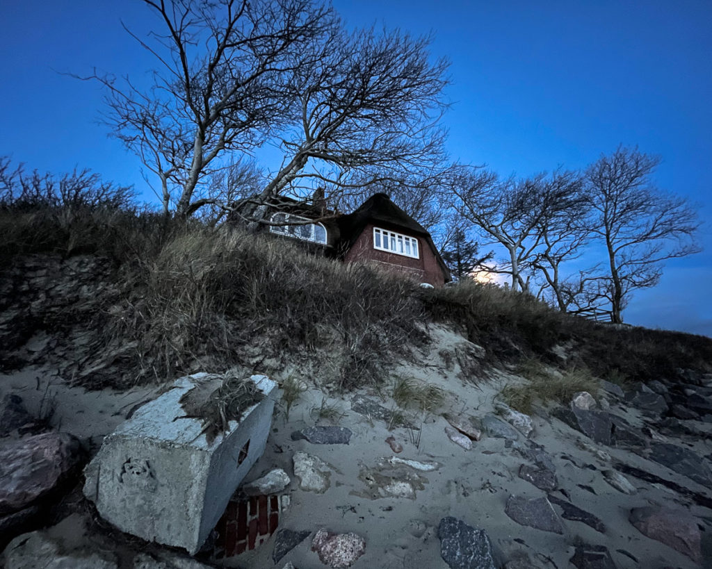 Einsames Haus am Föhrer Südstrand bei Vollmond