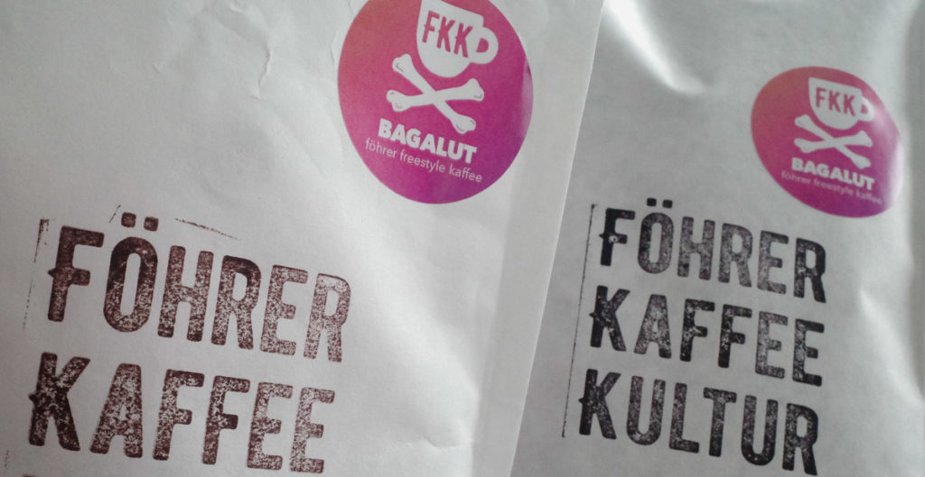 Zwei Kaffeebeutel mit Stempel "Föhrer Kaffee Kultur" (Bagalut-Espresso).