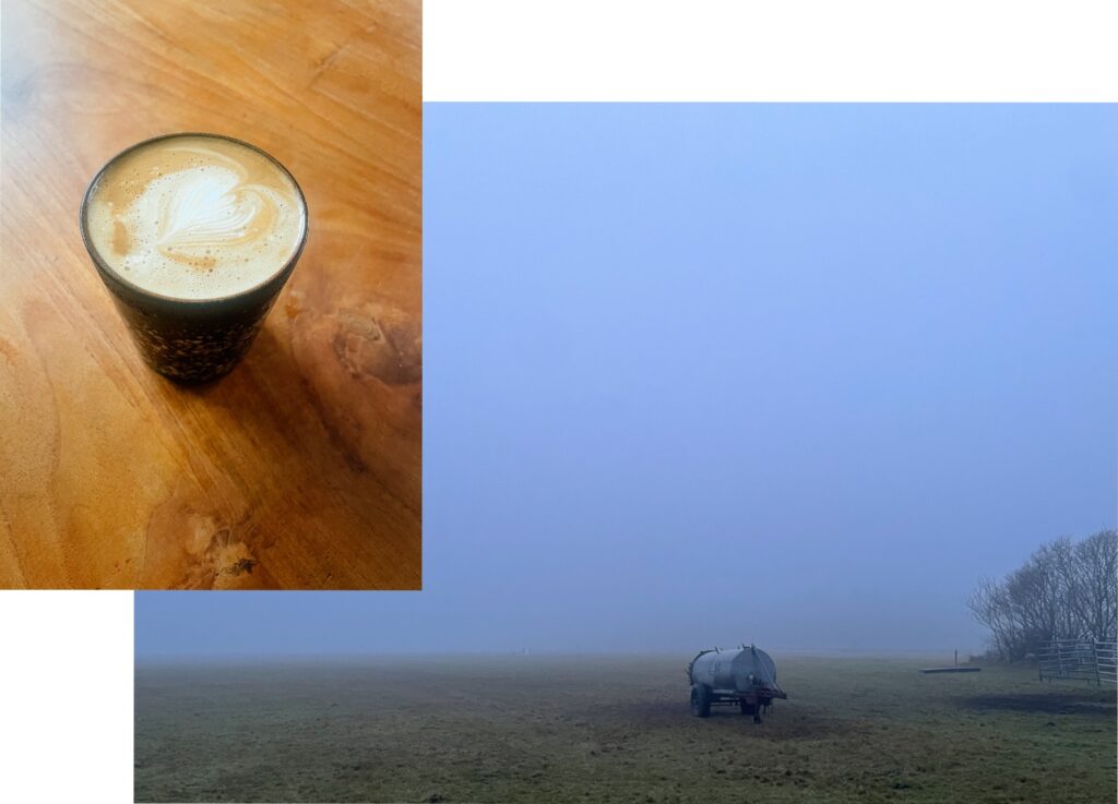Foto einer Tasse mit Föhrer Cappuccino auf einem Foto einer nebligen Winterlandschaft in Wyk auf Föhr