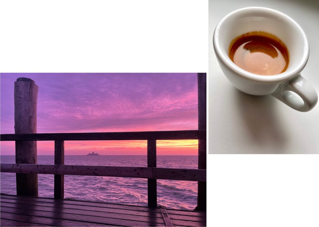 Foto der Wyker Seglerbrücke im drmaatischen Morgenlicht mit WDR-Fähre im Hintergrund. Daneben eine Tasse Espresso der Föhrer Karuso Kaffeerösterei. 