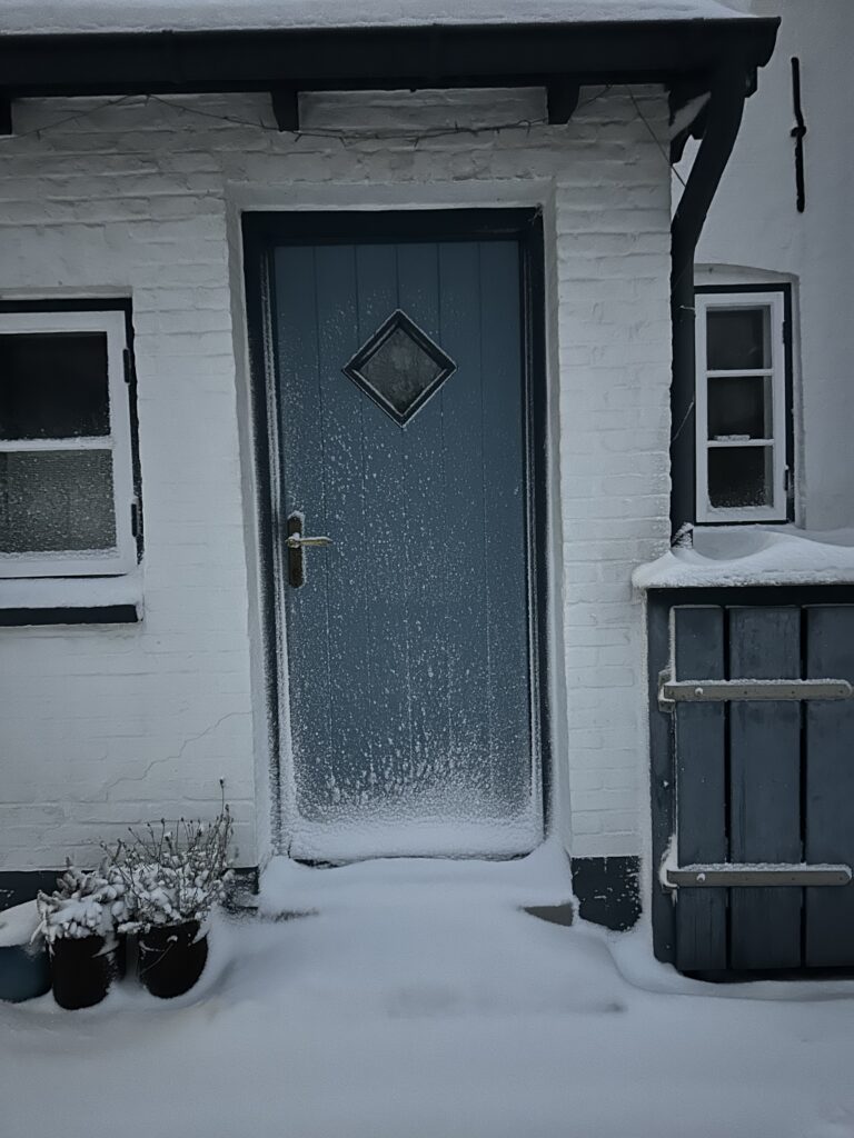 Schneebedeckte Tür auf Föhr