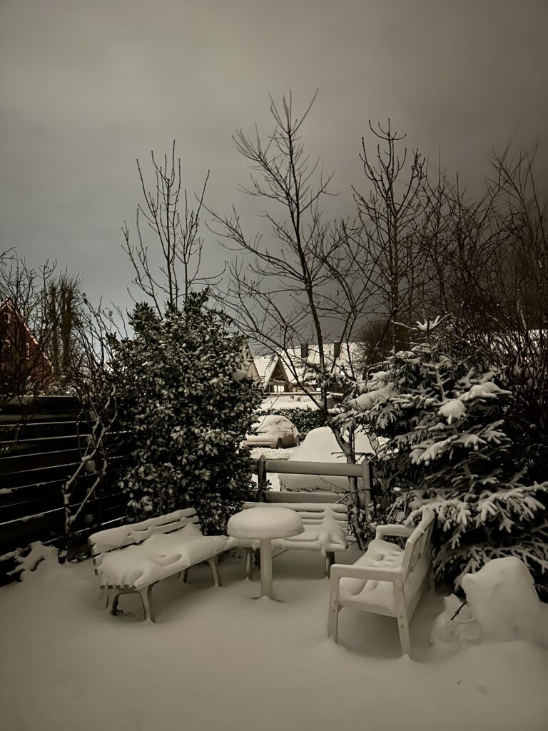 Schneebedeckte Außenmöbel