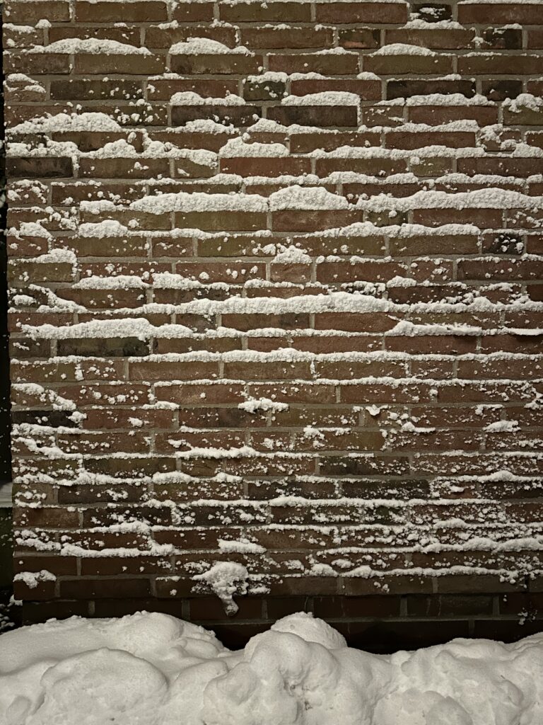 Klinkerwand mit Schnee